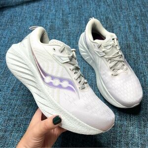 Saucony Triumph 22 Running Shoes in White Foam Women's Size 9.5